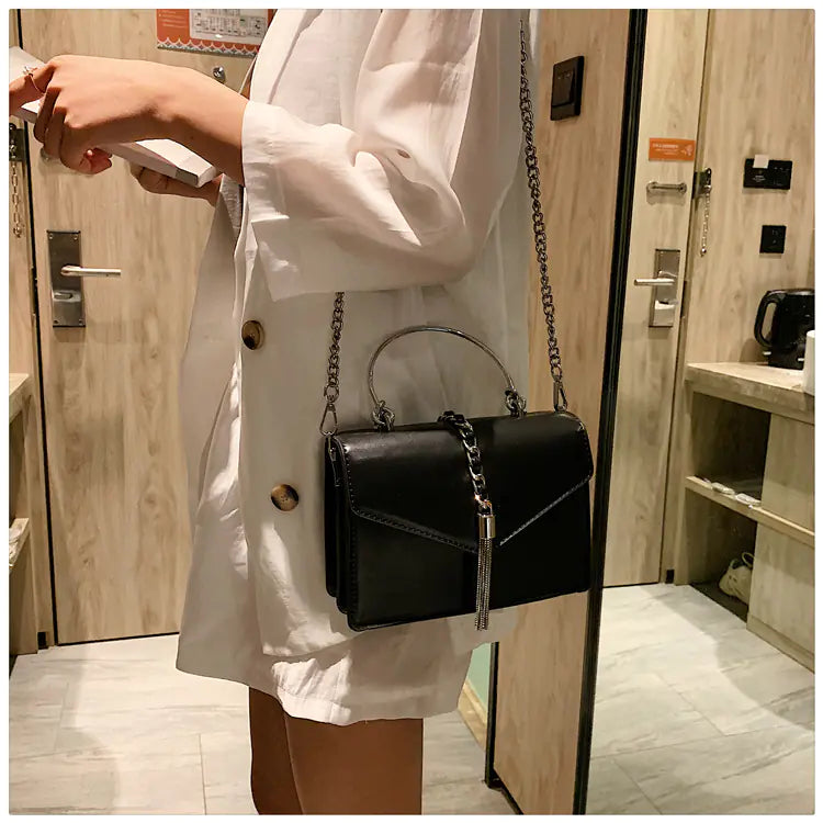 Elegant Tassel Chain Purse - Sophisticated Shoulder Bag for Women -